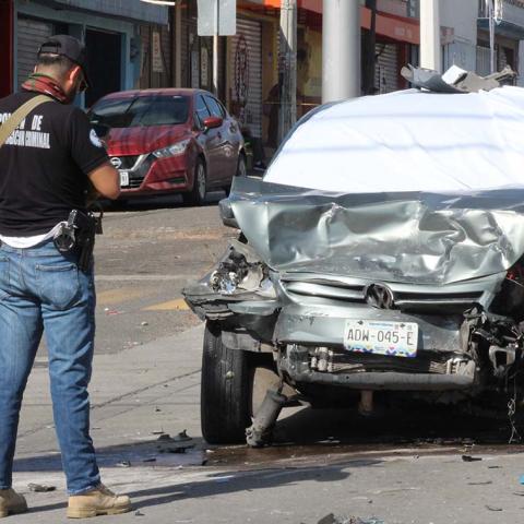 Iba echando carreritas con otro conductor y al cambiarse de carril se encontró con un auto a baja velocidad y sucedió el impacto