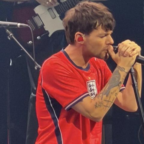 Louis Tomlinson proyectó el partido de Inglaterra vs. México durante concierto