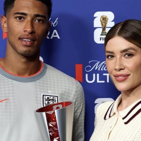 Michelle Salas entrega trofeo a Jude Bellingham del equipo de Inglaterra 