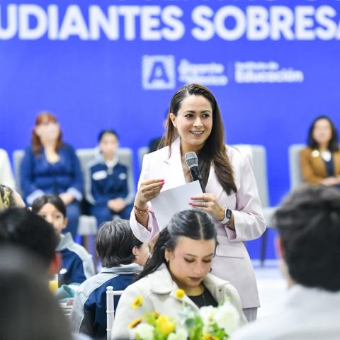 Tere Jiménez reconoce a estudiantes de Aguascalientes sobresalientes
