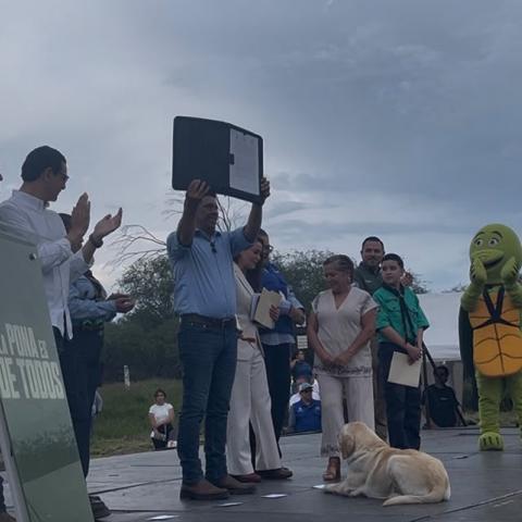 Anuncian rescate oficial de La Pona; Leo Montañez hace entrega de escrituras