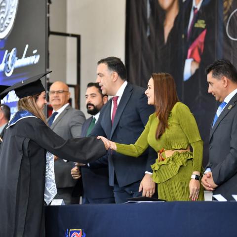 Tere Jiménez encabeza ceremonia de graduación de la Normal de Rincón de Romos