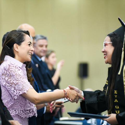 Tere Jiménez llama a los nuevos docentes a construir un mejor futuro desde las aulas