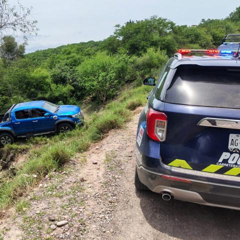 Una camioneta salió del camino y terminó volcada; el conductor fue presentado ante la autoridad para el deslinde de responsabilidades