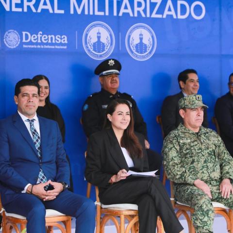 jóvenes graduados de bachilleratos 