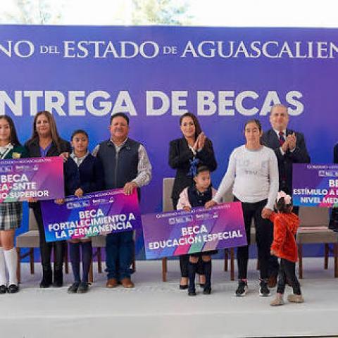 Becas y apoyos estudiantiles