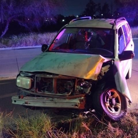 El conductor perdió el control de su camioneta durante la madrugada, subió al camellón y se estrelló; los daños fueron calculados en aproximadamente 40 mil pesos