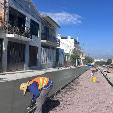 Leo Montañez supervisa avance en pavimentación de calle en Pintores Mexicanos