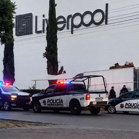 Se llevan detenido a un elemento de la Policía Comercial que disparó a una caja fuerte presuntamente tras una extorsión