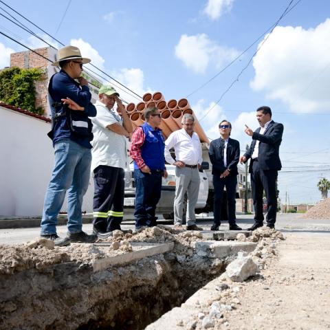 Supervisa Leo Montañez rehabilitación de red sanitaria en Canteras de San José