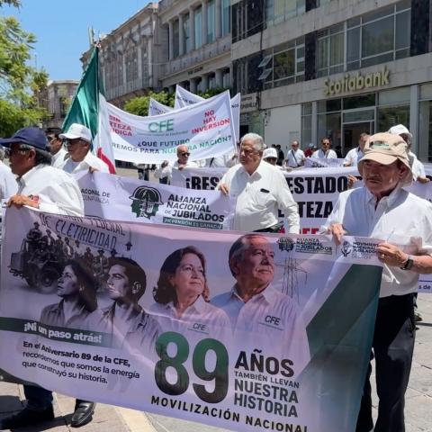 Jubilados de la CFE en Aguascalientes se manifiestan contra recorte de las llamadas “pensiones doradas”