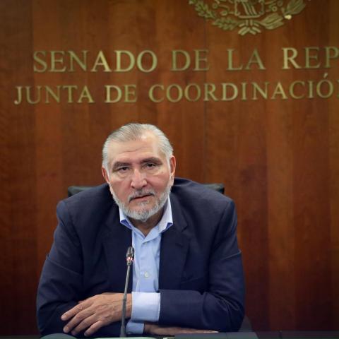 ADÁN AUGUSTO SENTADO EN LA CÁMARA DE SENADORES