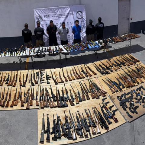 Tres detenidos en Nuevo León con 210 armas procedentes de Texas; operativo en carretera Nuevo Laredo-Monterrey
