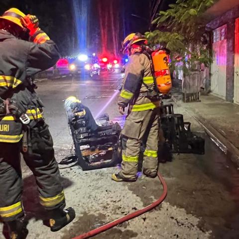 El incendio comenzó durante la madrugada en una vivienda de la calle Jesús Terán; al ingresar, los bomberos encontraron a un hombre dentro de una de las habitaciones y lograron sacarlo con vida