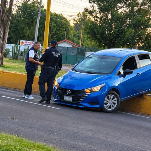 El automovilista hizo un cambio de carril sin precaución; por fortuna el accidente no dejó personas lesionadas