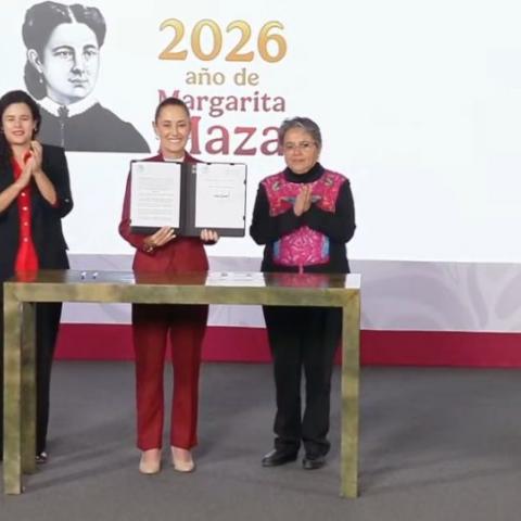 Sheinbaum firma decreto para modificar transparencia: cada mes se publicarán los contratos del gobierno, asegura