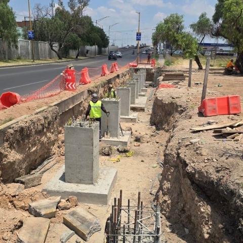 Nuevo puente peatonal en Segundo Anillo poniente ya va casi a la mitad