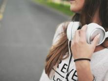 Chica con audífonos