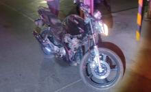 Motociclista herido al estrellarse contra un señalamiento de gas natural