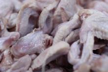 Ante alza de precios, amas de casas cambian pechugas de pollo por vísceras