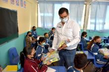 Distribuyen útiles escolares en comunidades necesitadas