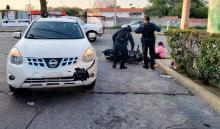 Niña lesionada en impacto de camioneta con moto