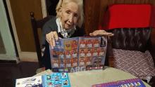 Abuelita ayuda a su nieto a llenar el álbum