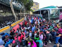 Manifestación de Normalistas frente a la FGR