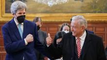 AMLO y John Kerry 