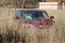 Fumaban un cigarro cuando un auto fuera de control se proyectó contra la isleta en donde estaban parados 