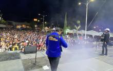 Fidel Rueda amenizó el teatro del pueblo de Pabellón de Arteaga