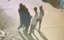 El ataque de los 3 delincuentes quedó captado por una cámara de seguridad en la Colonia Progreso