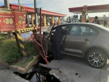 Por fortuna una barra metálica contuvo la trayectoria del auto fuera de control