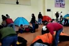 Maestros instalan casas de campaña 