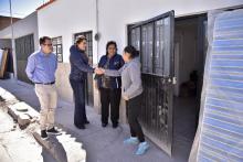 Entregan bases de cama y colchones a los damnificados de la México