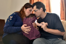 Pareja aguascalentense adopta a bebé abandonada por su madre biológica