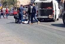 La moto se desplazaba a exceso de velocidad y el conductor al darse cuenta de lo que provocó se bajó de la jaca de acero y se dio a la fuga del lugar