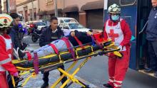 Detuvo su marcha porque frente al camión ocurrió un fuerte choque porque un conductor se pasó la luz roja del semáforo