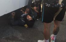 La pesada unidad le cerró el paso, pero el motociclista no bajó la velocidad en el tope y lo pasó por en medio