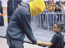 Bad Bunny entregó regalos a niños