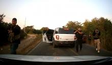 Cámara de automóvil capta a hombres armados amenazando a profesores