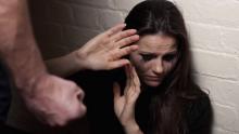 La victima dice que todo comenzó cuando el sujeto le arrebató su celular y le encontró unos mensajes que le molestaron