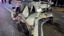 El imprudente conductor impactó un total de 5 vehículos que estaban detenidos por indicaciones del semáforo frente a la Col Estrella