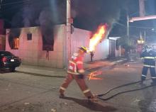 Se sospecha que niños jugando con pirotecnia habrían arrojado un artefacto a la casa
