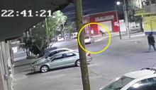 El conductor del vehículo particular no respetó un señalamiento restrictivo de alto