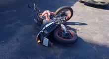 La pesada unidad se incorporó sin precaución, y por la velocidad el motociclista ya no pudo detener su marcha