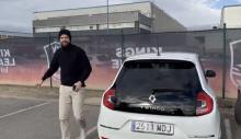 Piqué bajó sonriente de un Twingo 