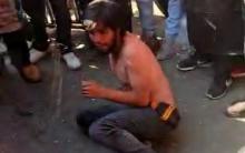 Le dieron una golpiza, lo desnudaron, le pintaron la palabra rata en el cuerpo y lo hicieron caminar por la calle