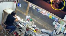 Una cámara de seguridad captó el momento en el que un sujeto arrojó el explosivo al establecimiento comercial