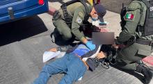 El lesionado, quedó inconsciente en el lugar mientras era auxiliado por los paramédicos